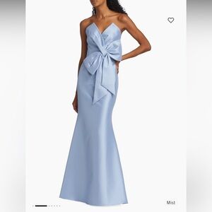 Badgley Mischka
Strapless Bow Gown